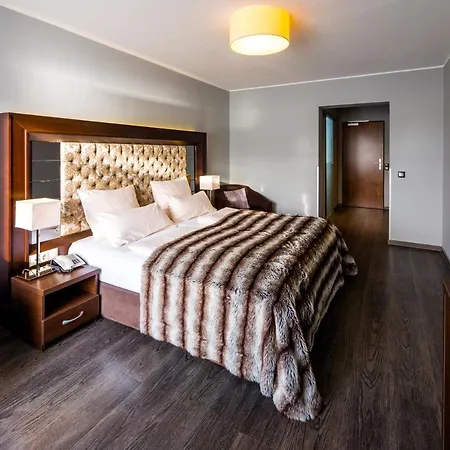 Готель Am Hopfensee 4*